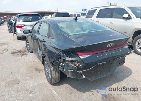 2024 Hyundai Elantra Sel z USA, uszkodzony, nr VIN KMHLM4DG9RU697167